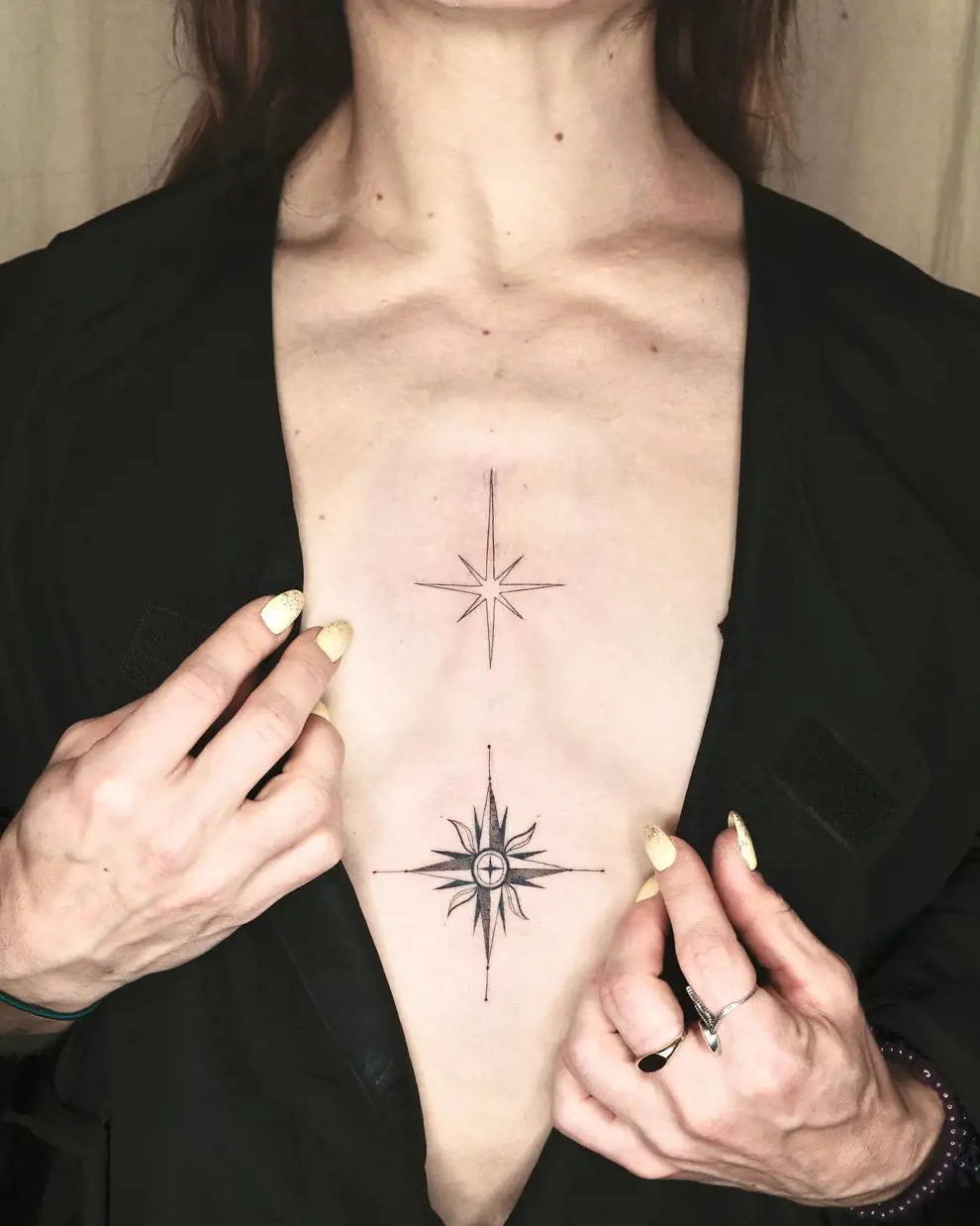 Tatuaje brújula minimalista: en el pecho