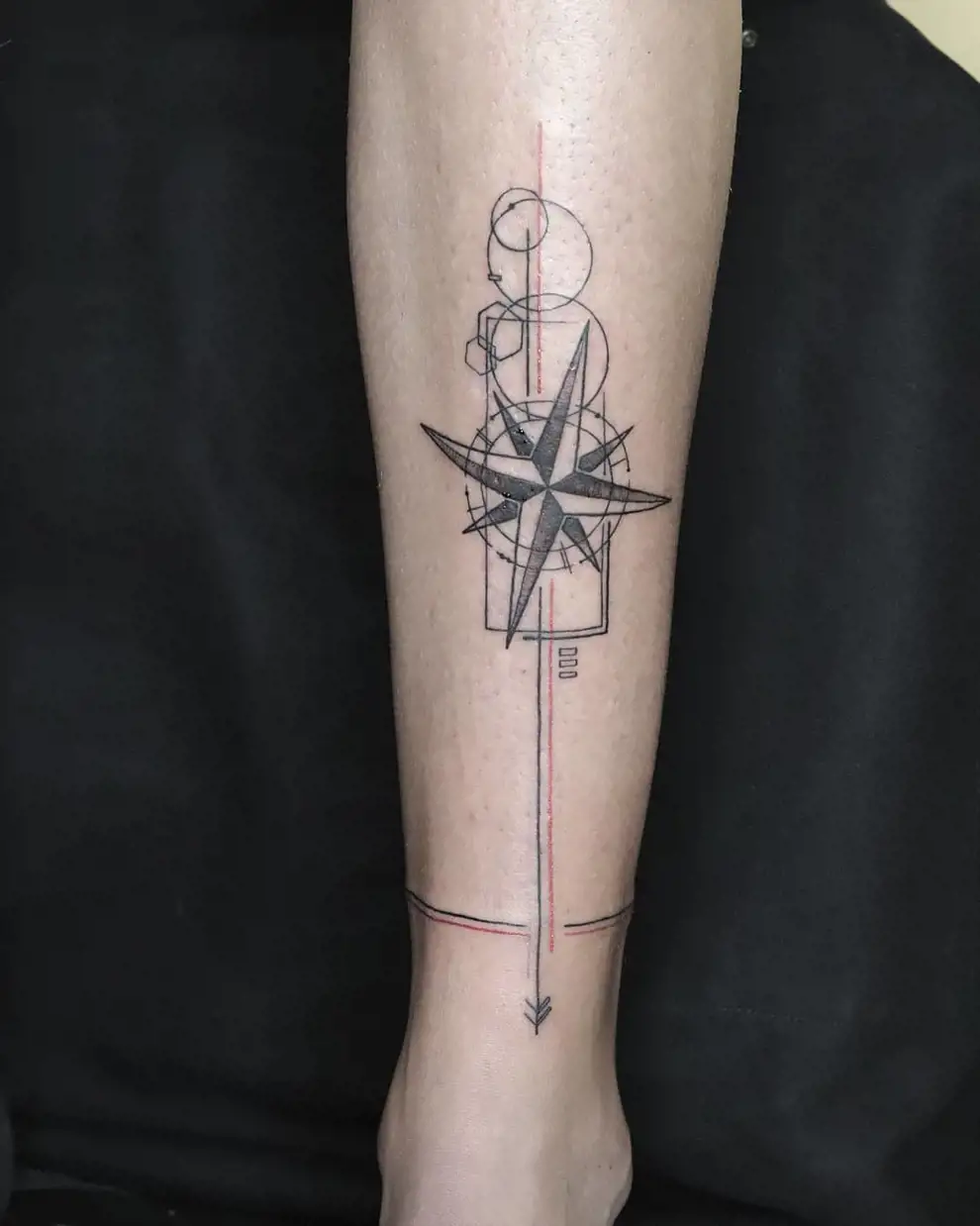 Tatuaje brújula minimalista: geométrica