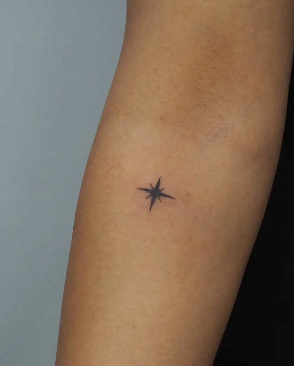 Tatuaje brújula minimalista: mini