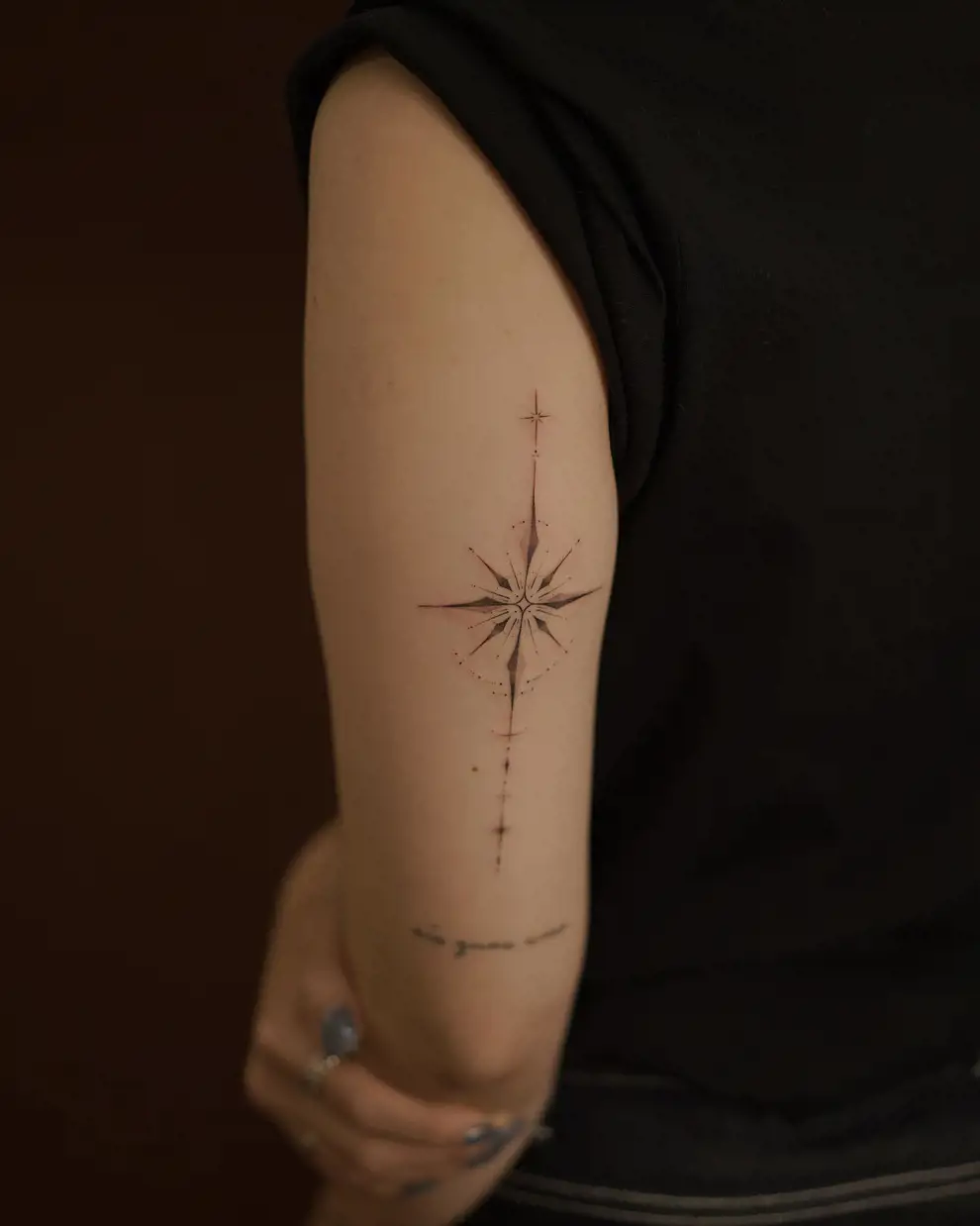 Tatuaje brújula minimalista: