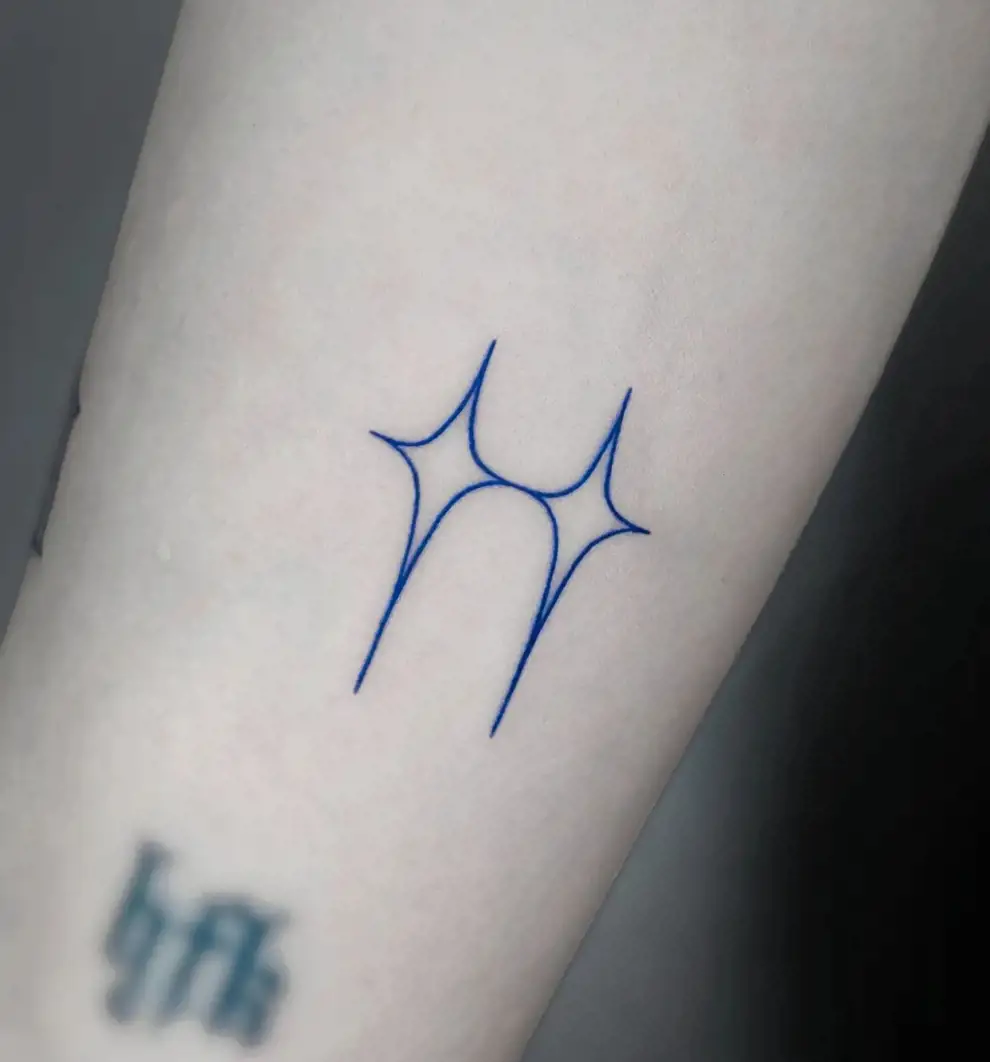 Tatuaje estrella minimalista: azules