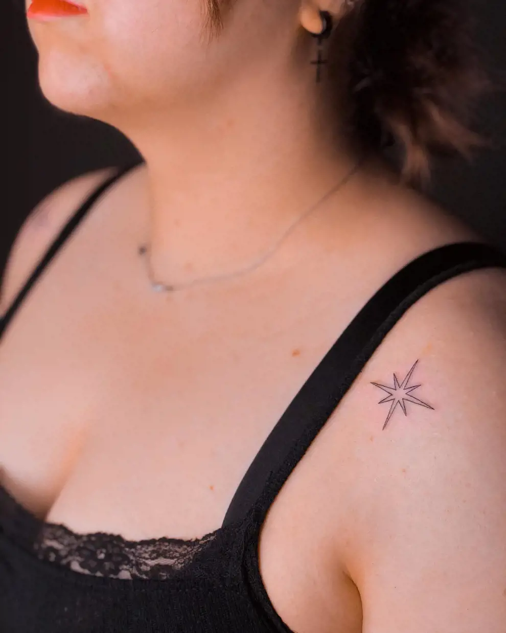 Tatuaje estrella minimalista: de ocho puntas