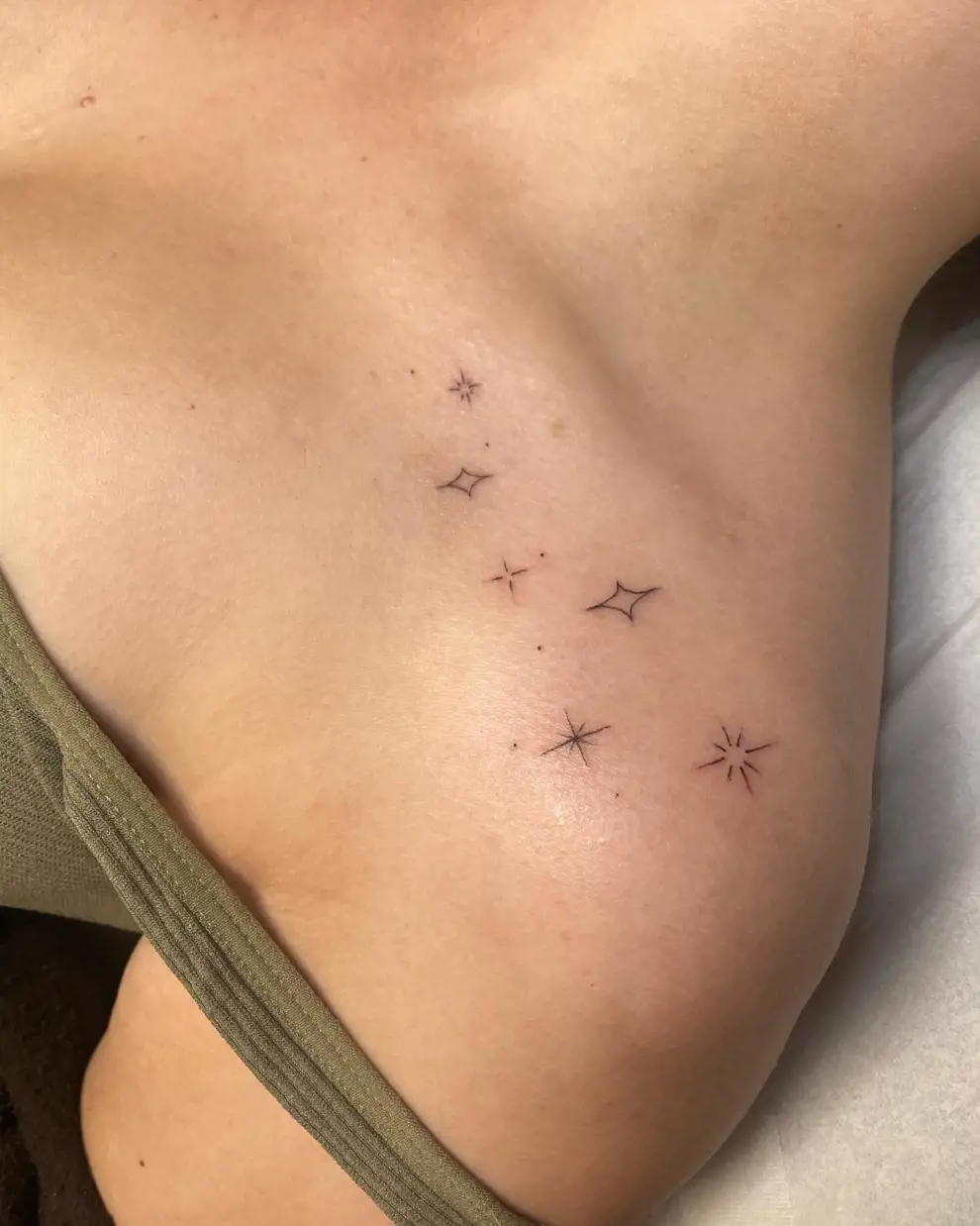 Tatuaje estrella minimalista: destellos diferentes
