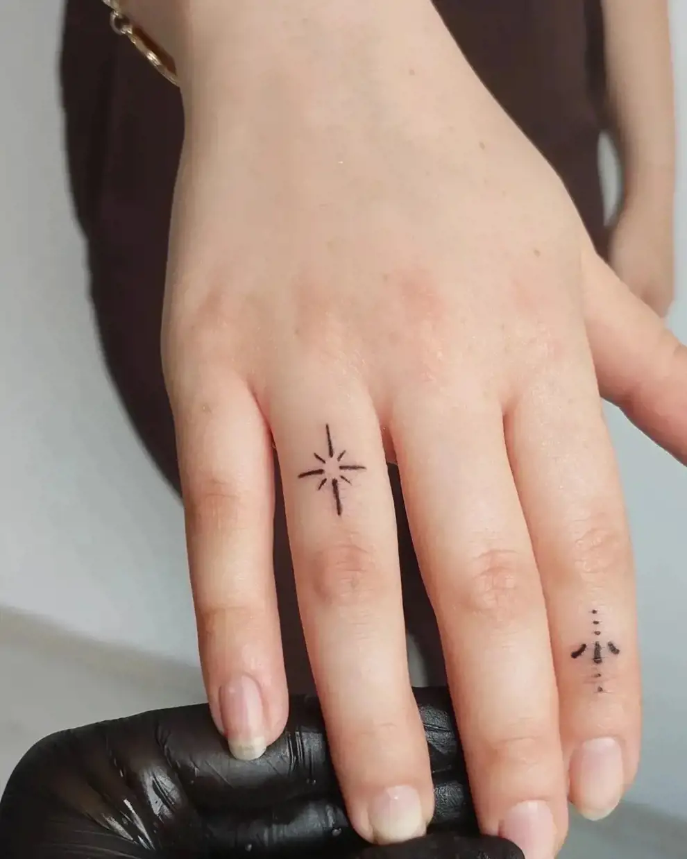 Tatuaje estrella minimalista: en el dedo
