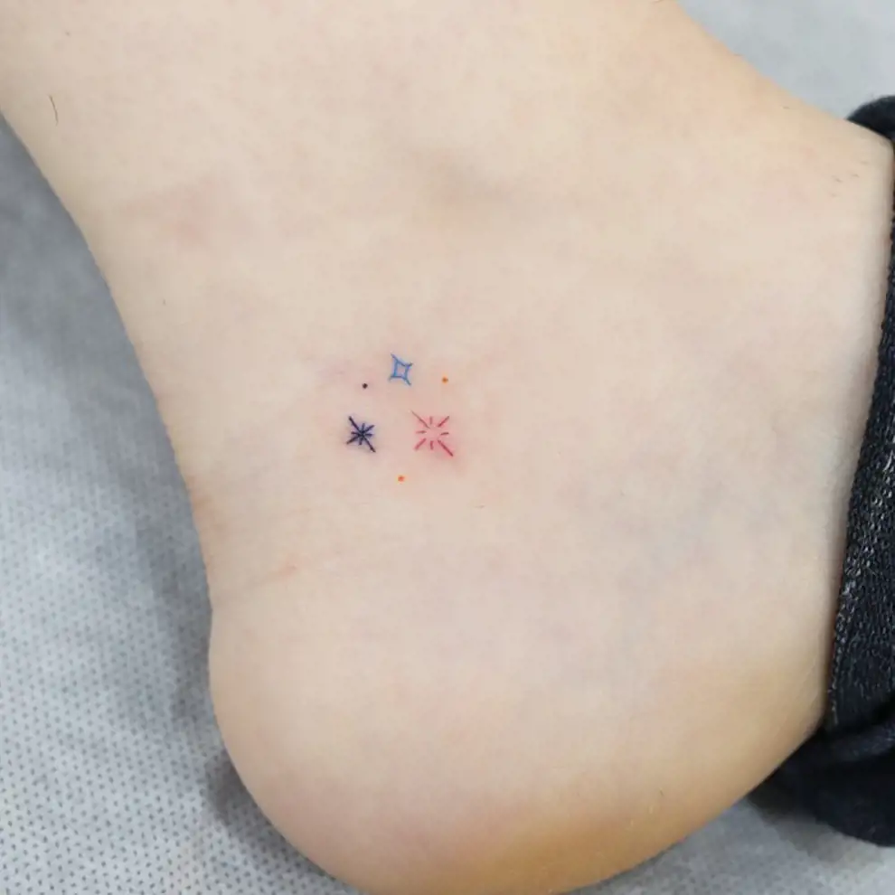 Tatuaje estrella minimalista: mini de colores