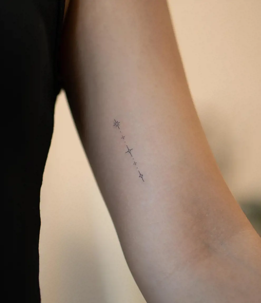 Tatuaje estrella minimalista: mini