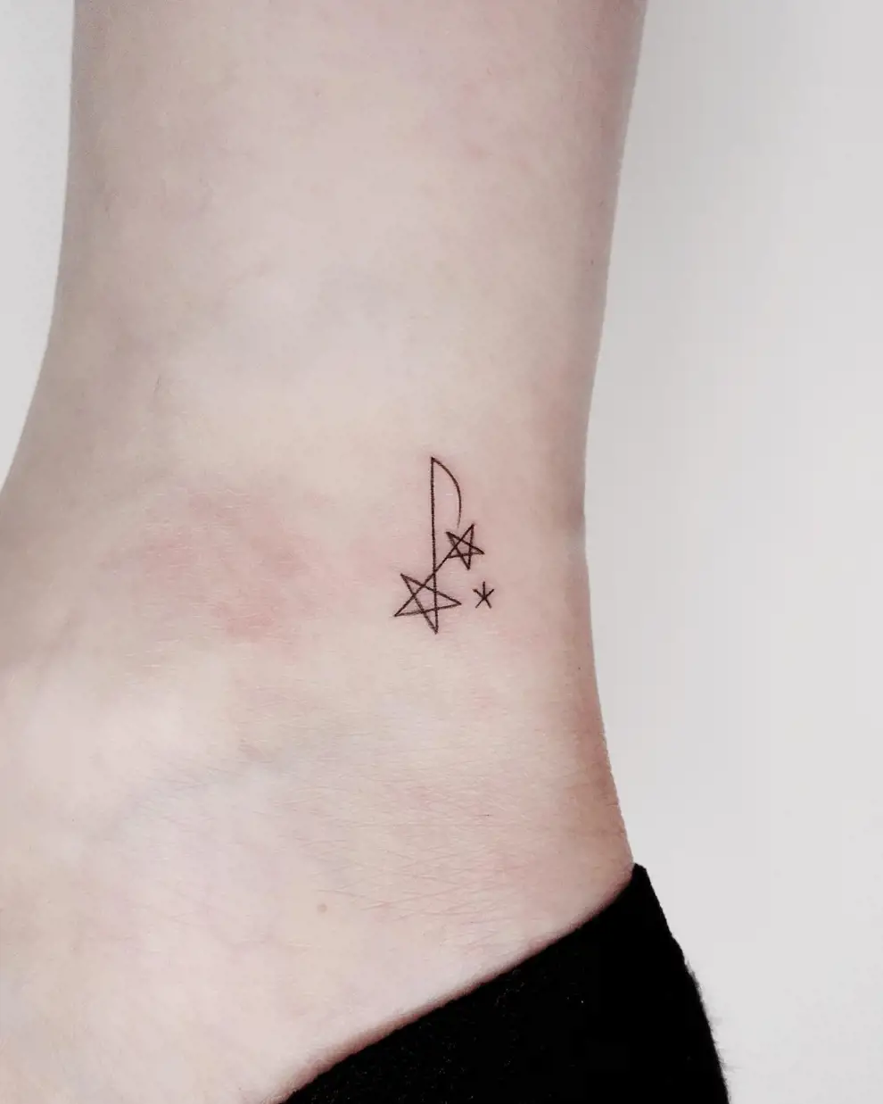 Tatuaje estrella minimalista: nota musical