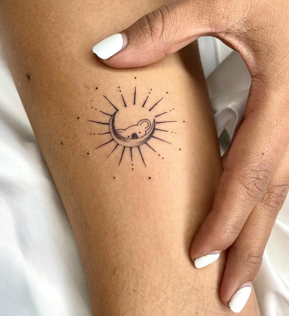 Tatuaje sol y luna minimalista: con un koala