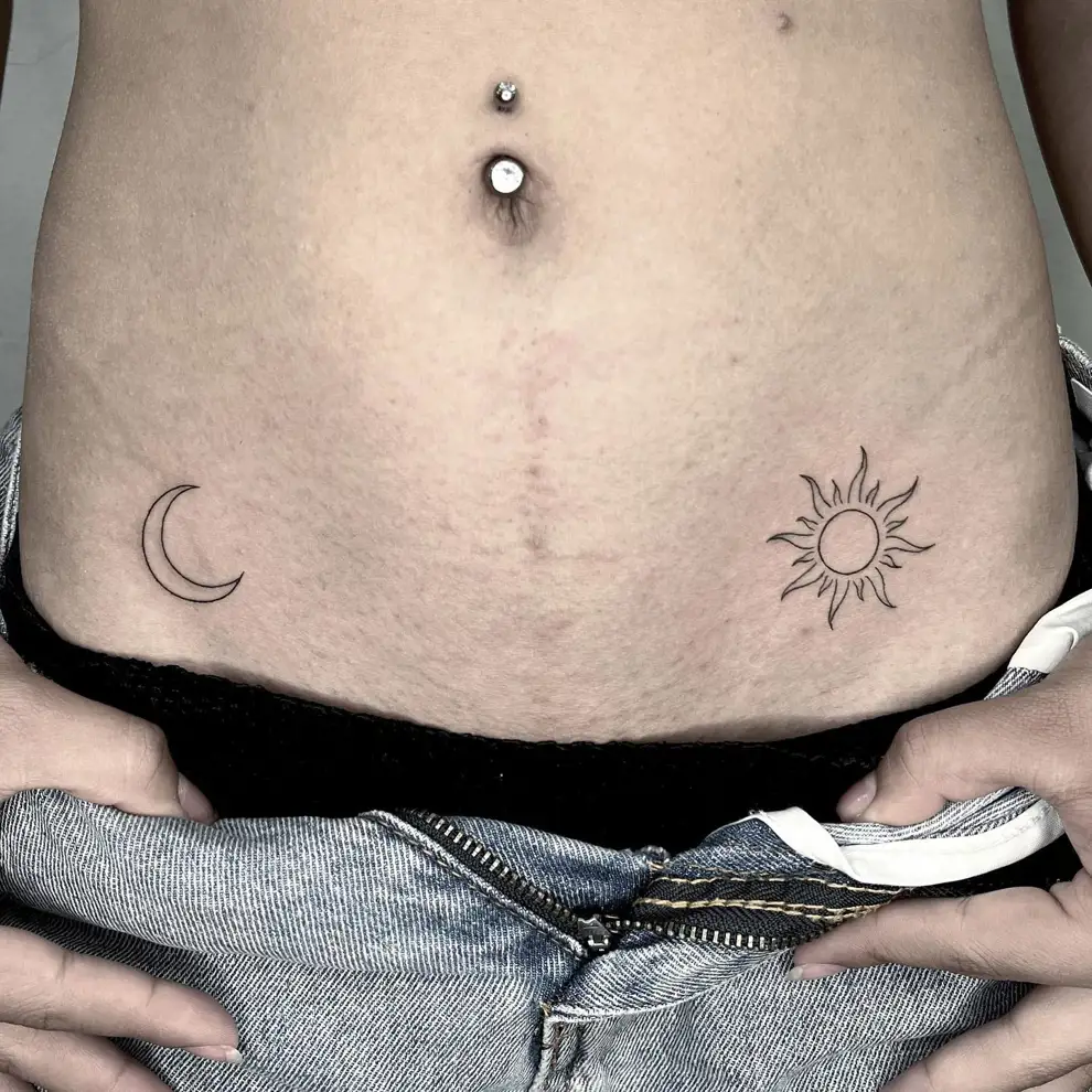 Tatuaje sol y luna minimalista: en la cadera