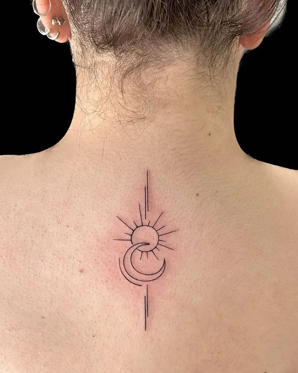 Tatuaje sol y luna minimalista: en la espalda