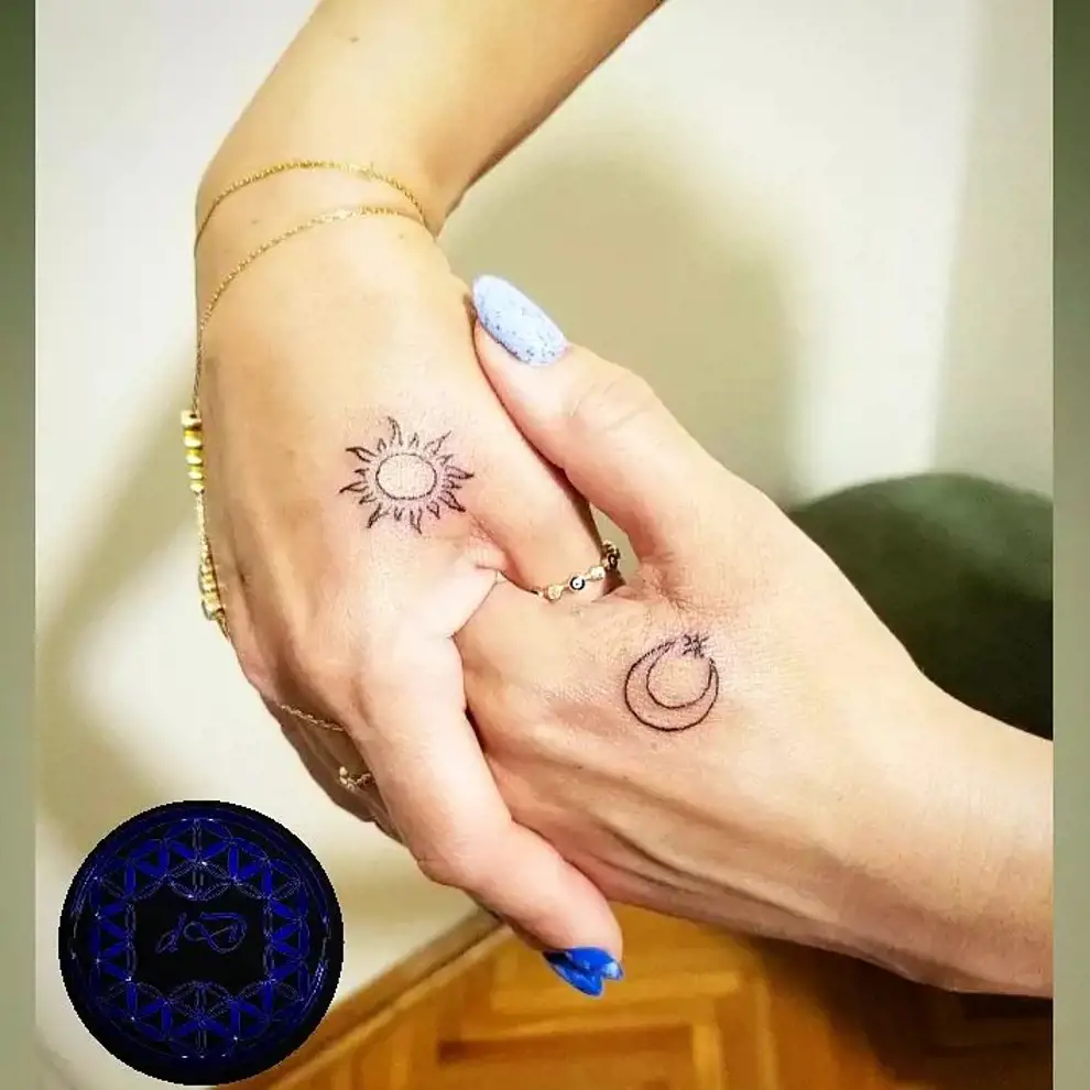 Tatuaje sol y luna minimalista: en las manos