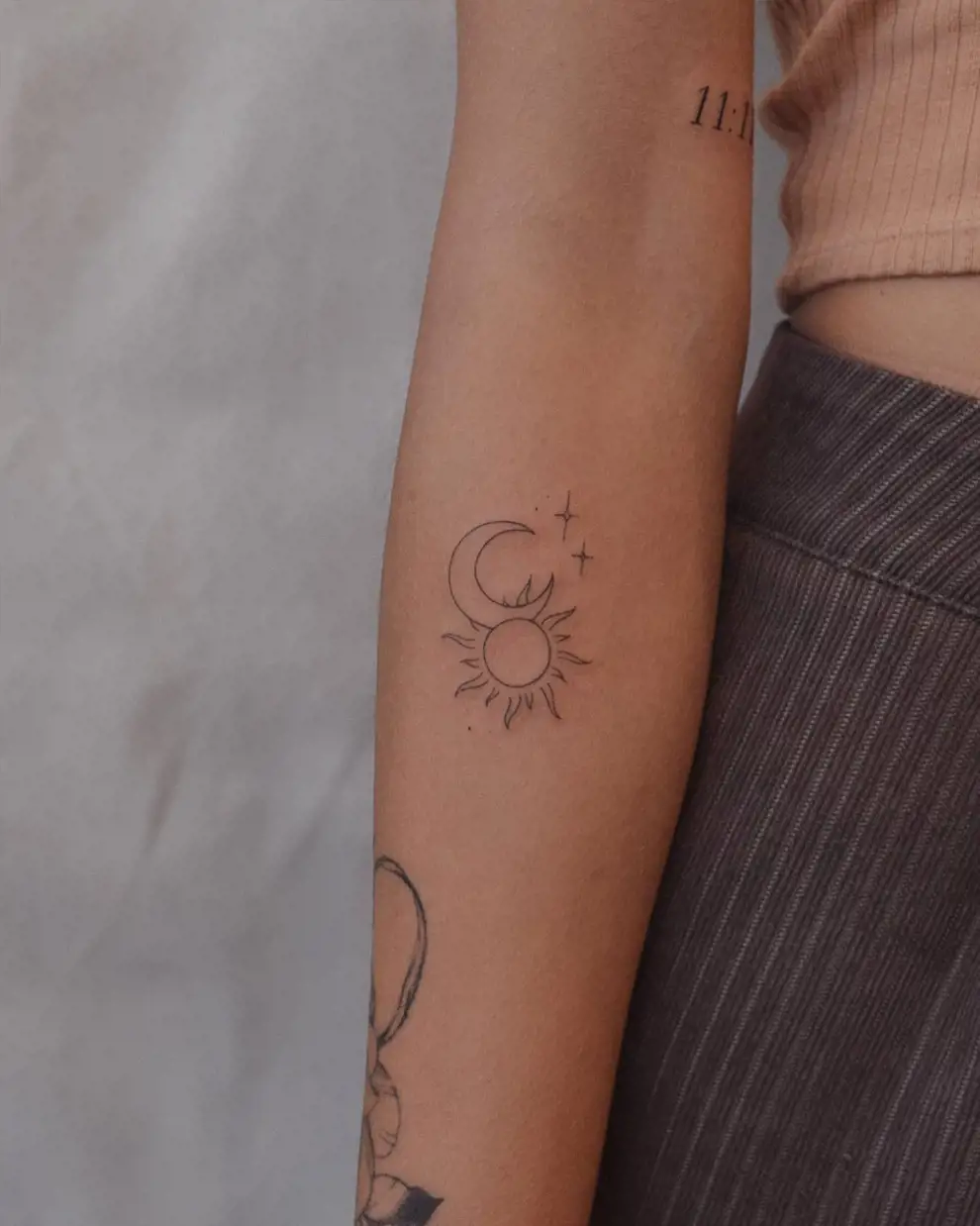 Tatuaje sol y luna minimalista: enlazados
