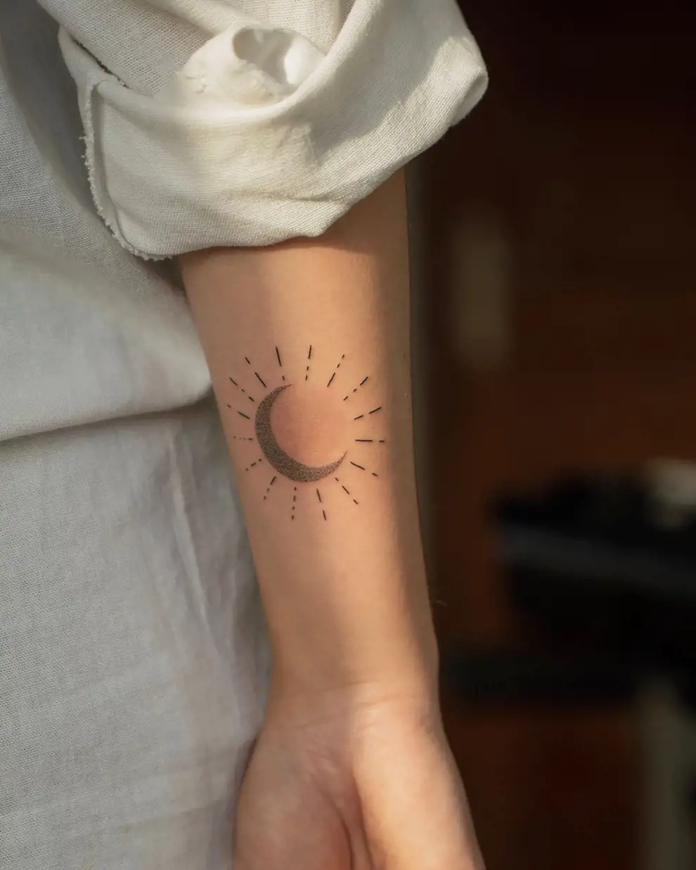Tatuaje sol y luna minimalista: handpoke