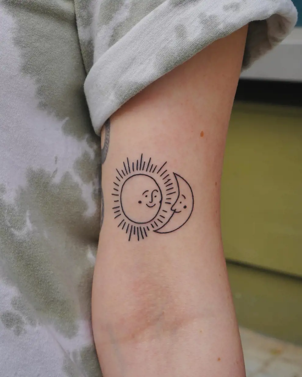 Tatuaje sol y luna minimalista: sonrientes