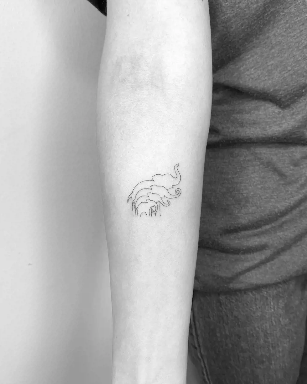 Tatuajes minimalistas familia: elefantes