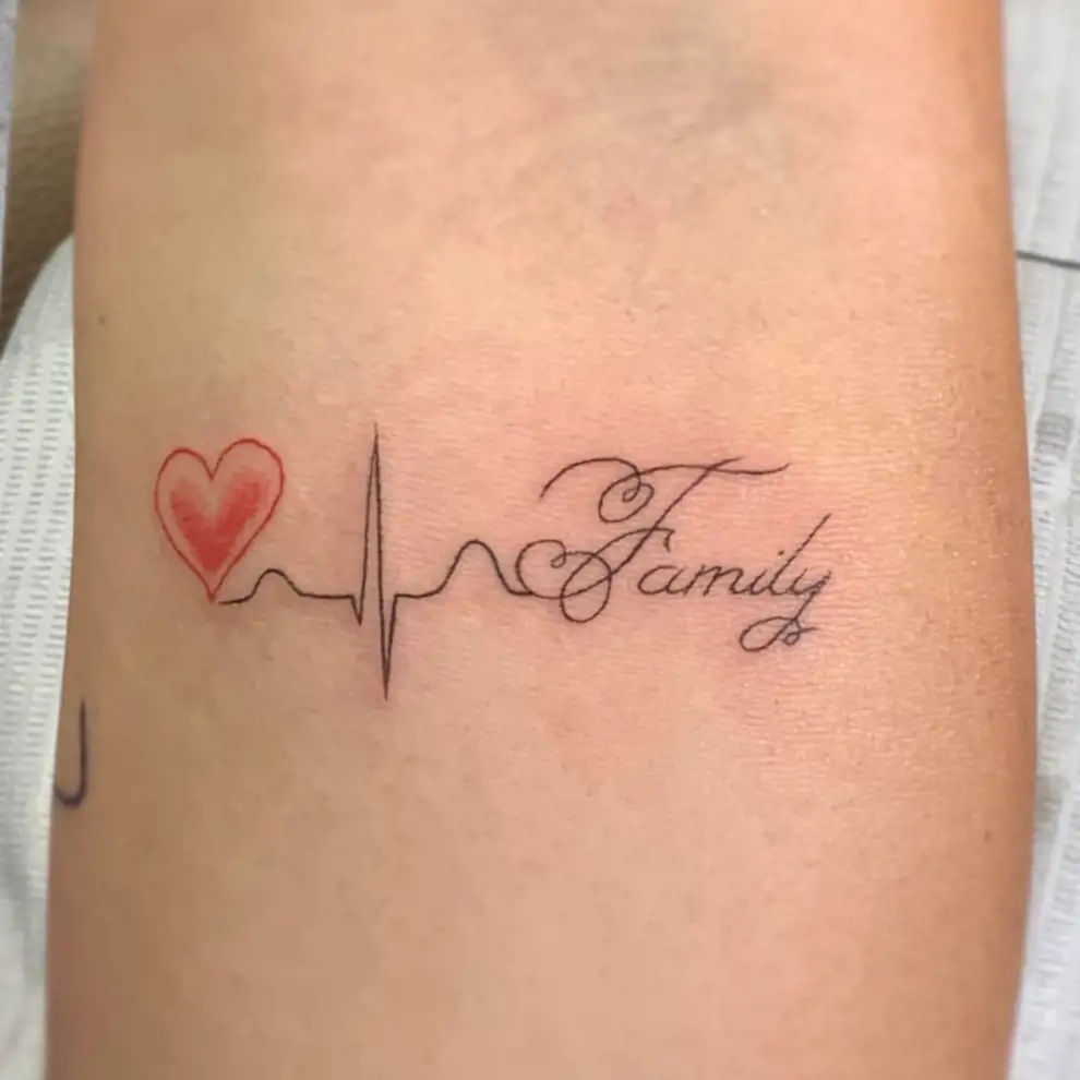 Tatuajes minimalistas familia: línea de vida