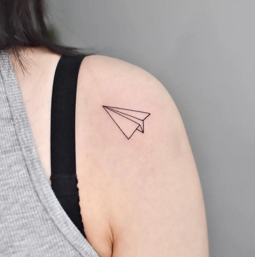 Tatuajes con significado pequeños: avión de papel