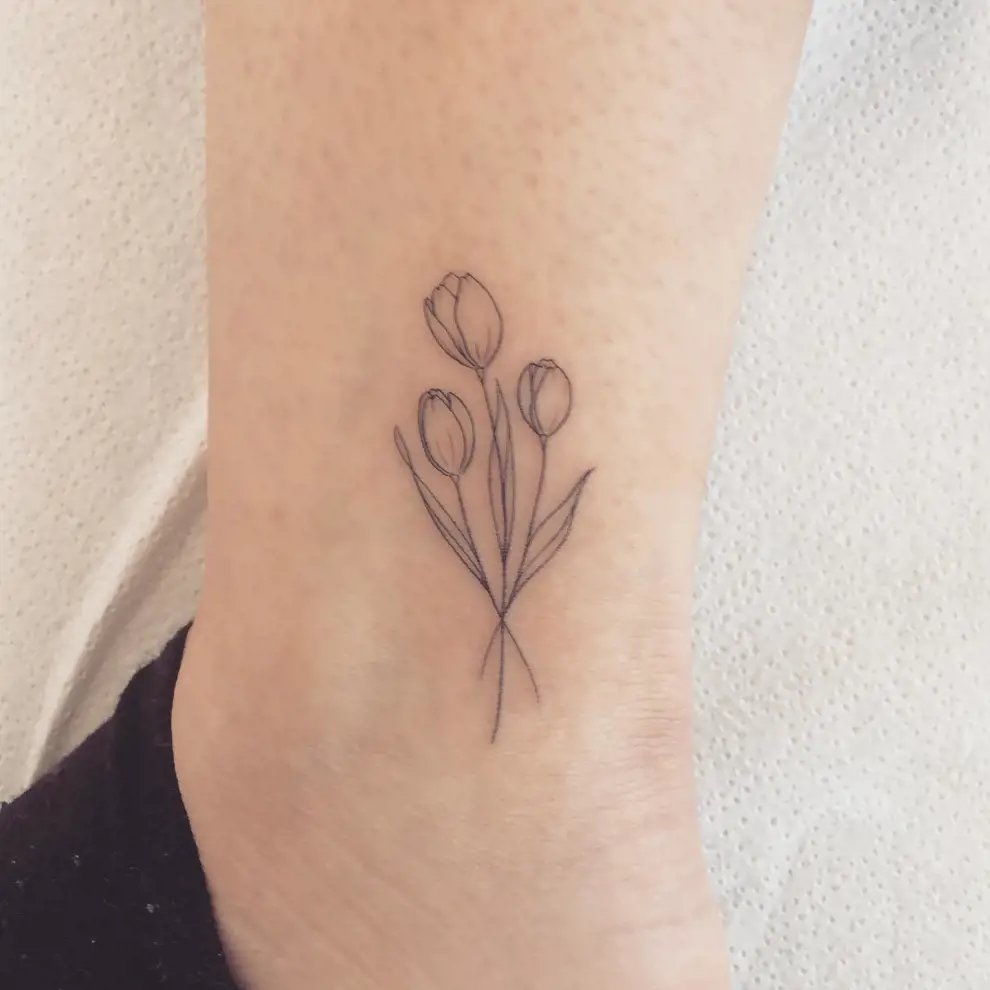 Tatuajes con significado pequeños: tulipanes