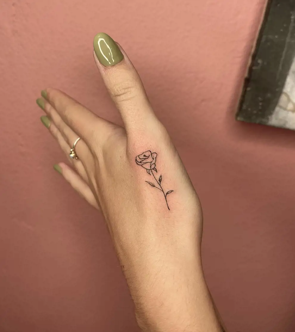 Tatuajes pequeños para mujer con significado: rosa