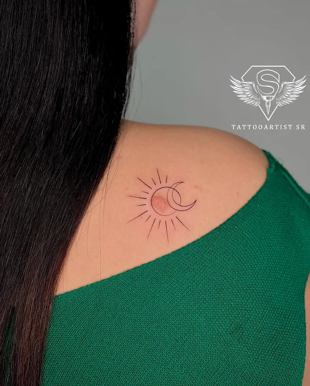 Tatuajes pequeños para mujer con significado: sol y luna