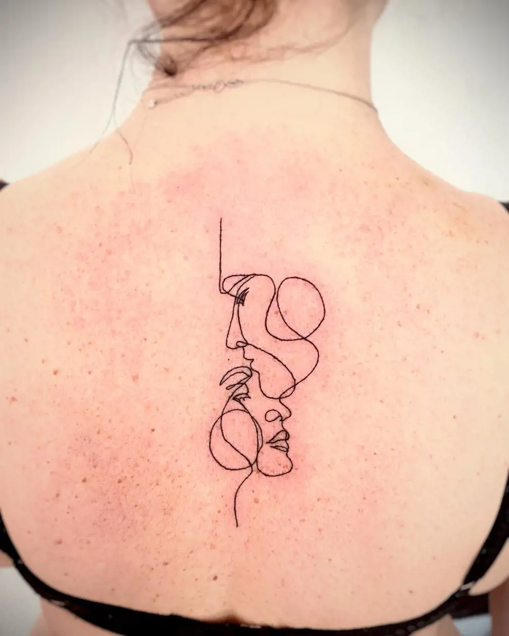 Tatuajes con significado: beso en la frente