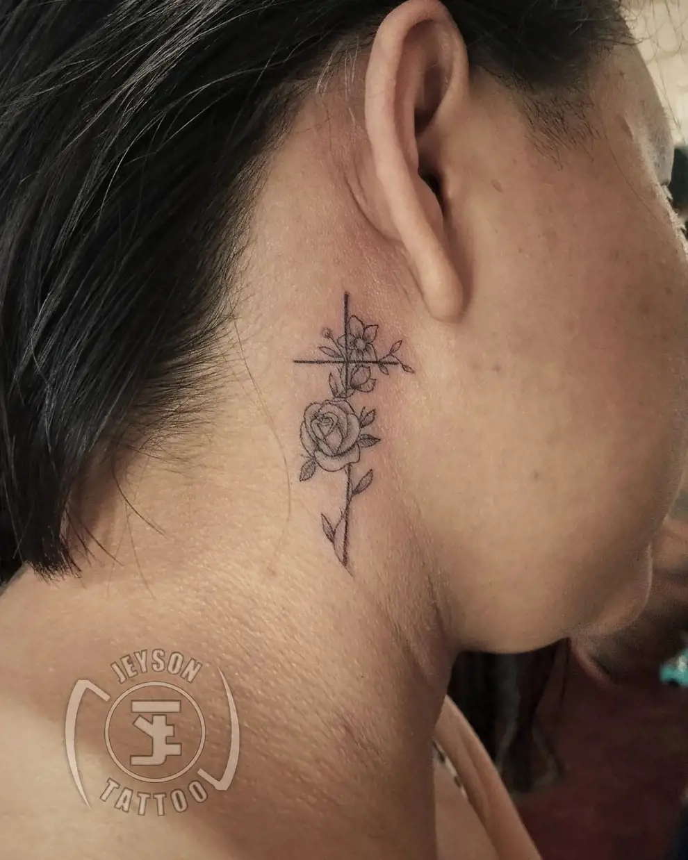 Tatuajes con significado: cruz con flores