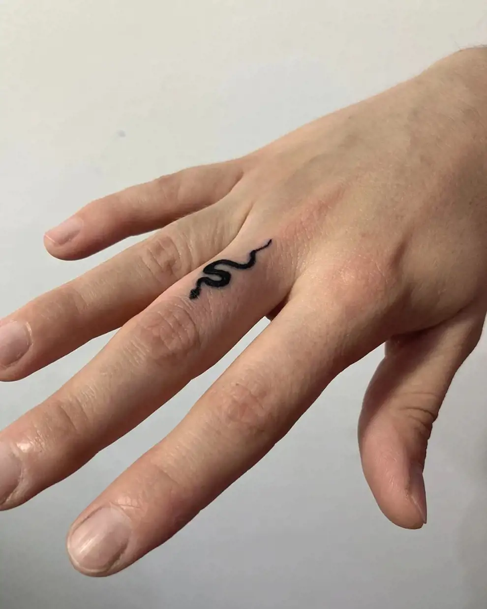 Tatuajes para dedos de mujer con significado: serpiente