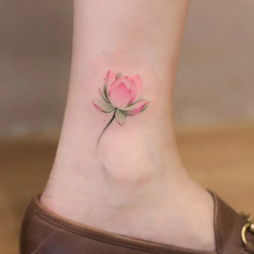 Tatuaje flor de loto: a color