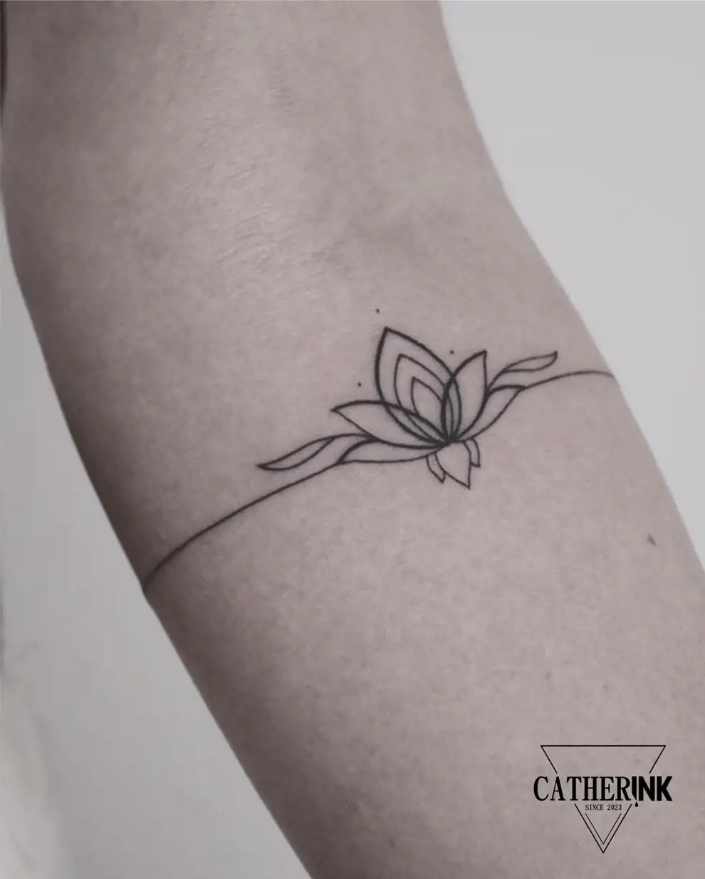 Tatuaje flor de loto: brazalete