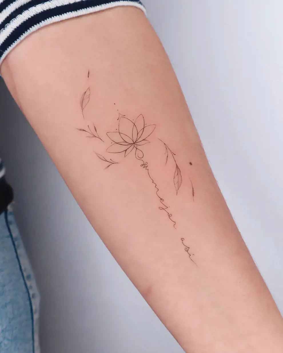 Tatuaje flor de loto con frase