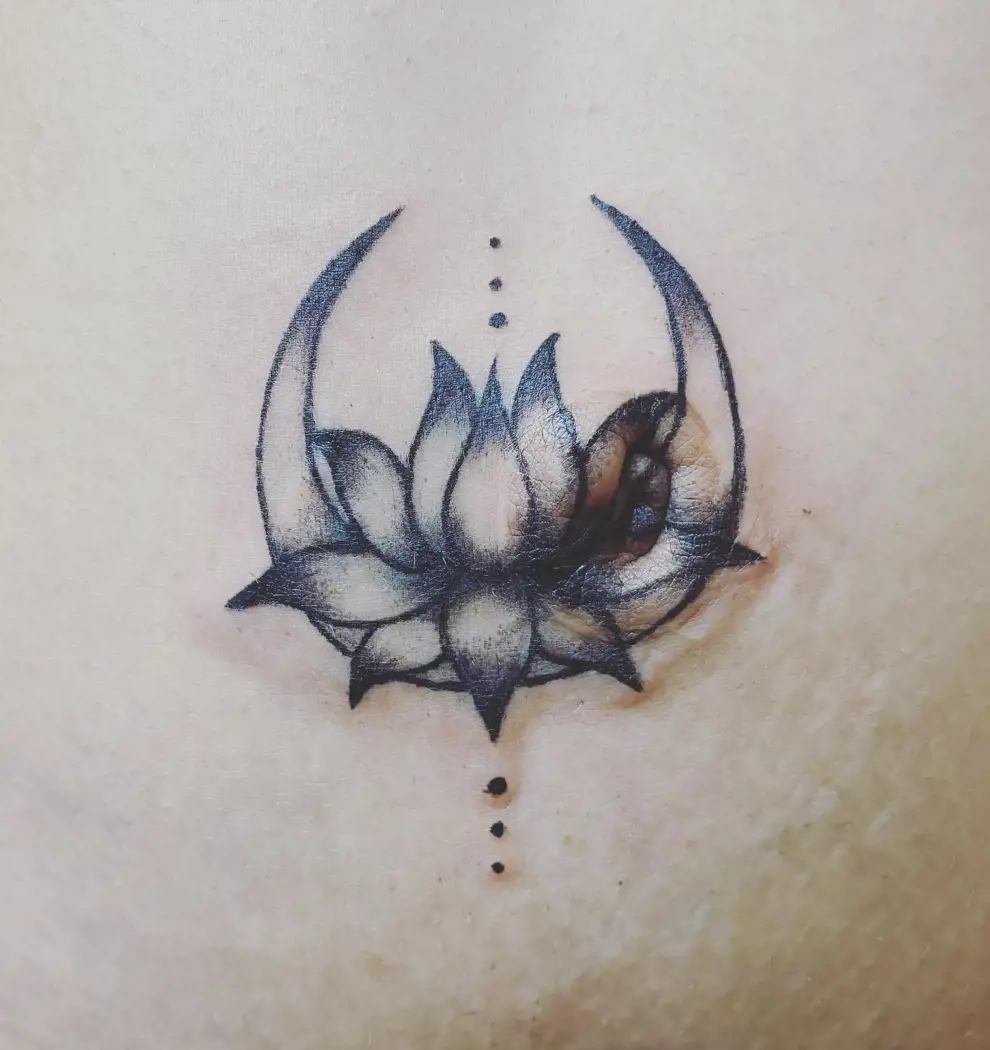 Tatuaje flor de loto: con luna