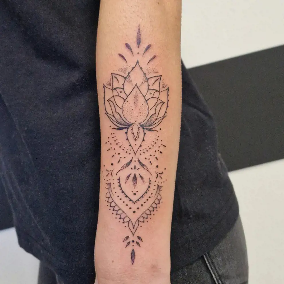 Tatuaje flor de loto: con mandala