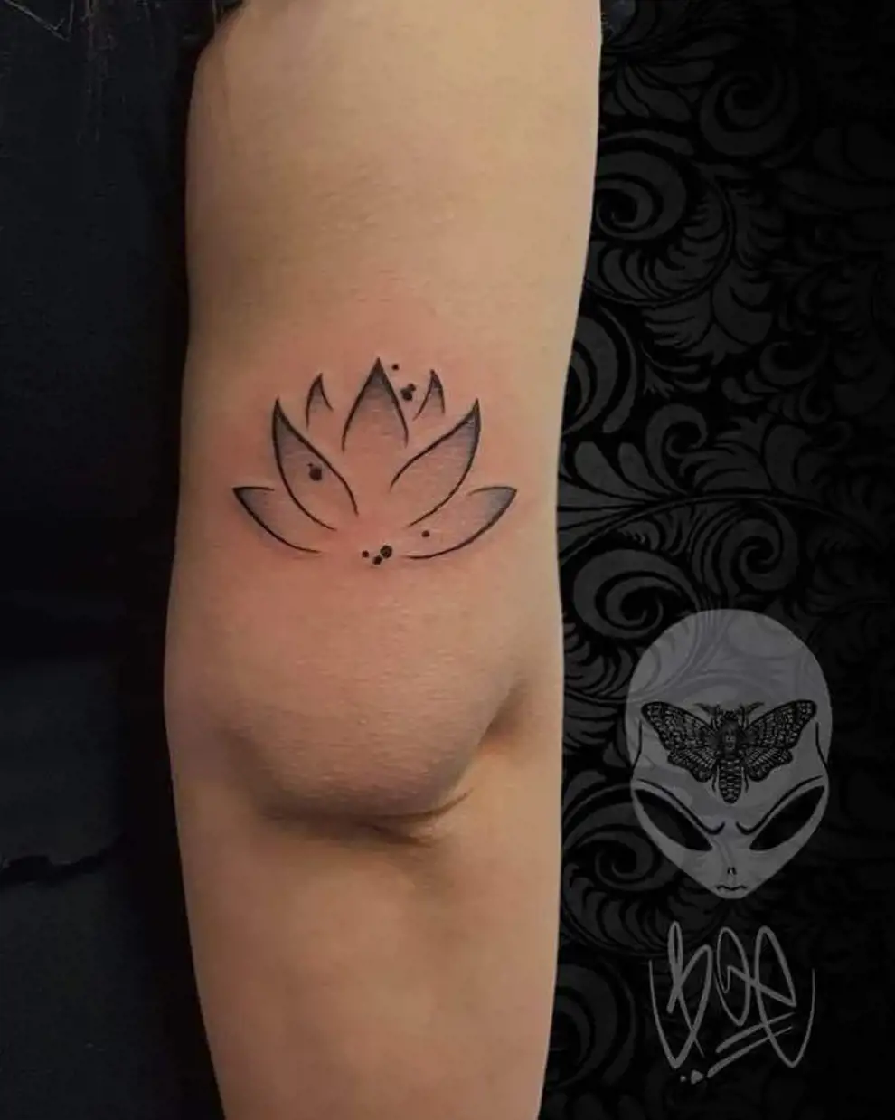 Tatuaje flor de loto: con sombreado