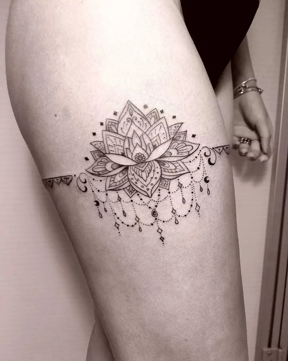 Tatuaje flor de loto: en la pierna