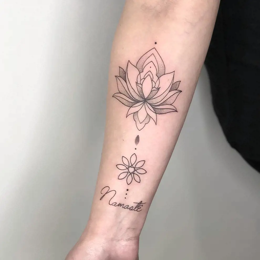 Tatuaje flor de loto: fine line