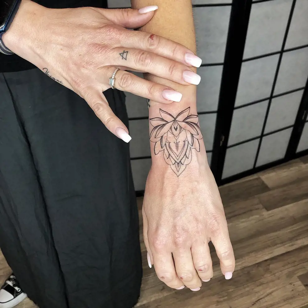 Tatuaje flor de loto: geométrica