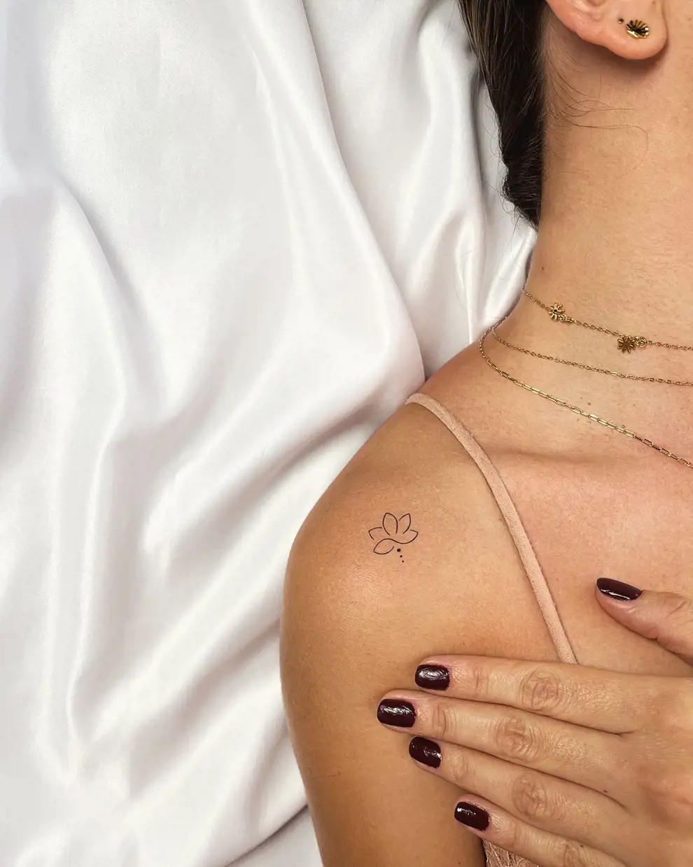Tatuaje flor de loto: minimalista
