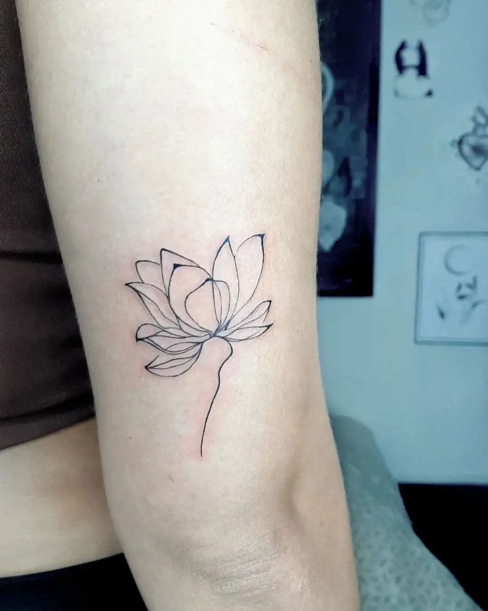Tatuaje flor de loto: one line
