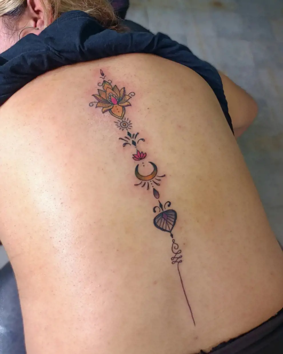 Tatuaje flor de loto: ornamental a color