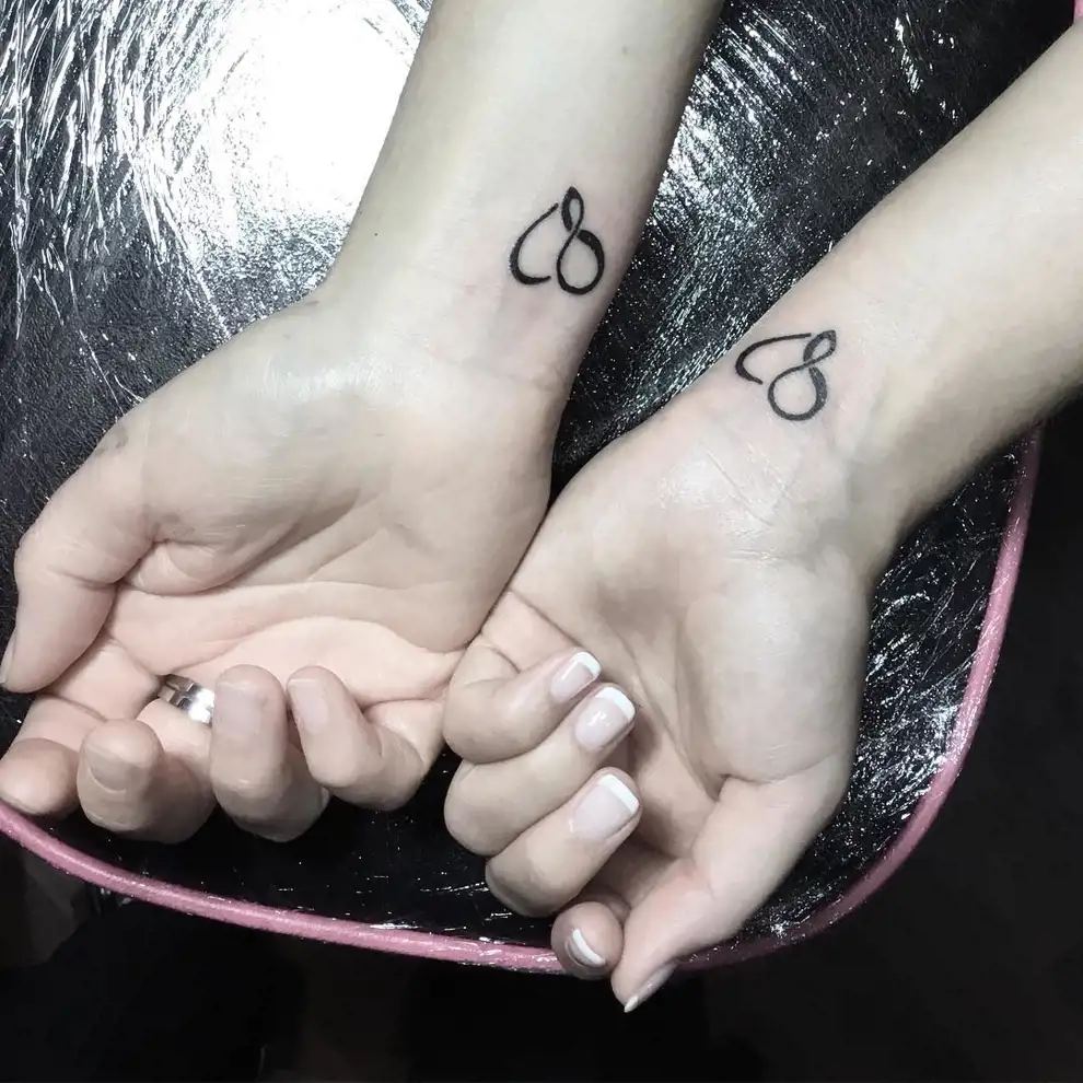 Tatuajes de hijos con símbolos: corazón infinito