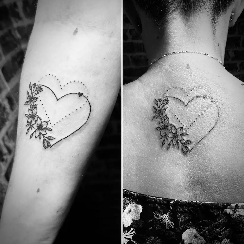 Tatuajes madre e hija: corazones con flores