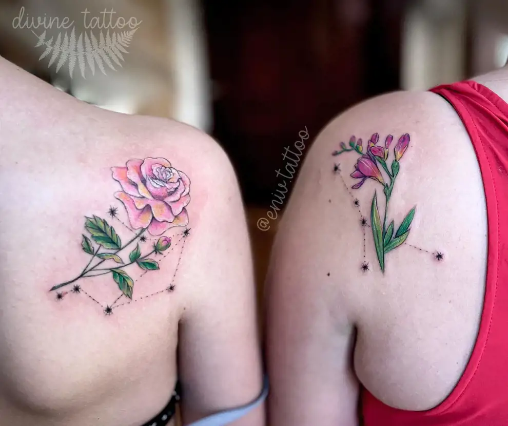 Tatuajes madre e hija: flores y constelaciones