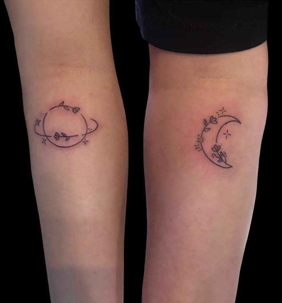 Tatuajes madre e hija: luna y planeta