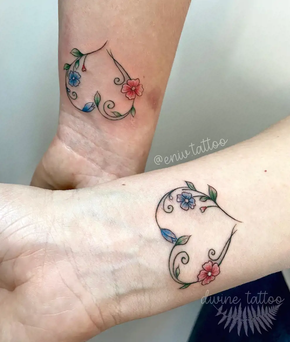 Tatuajes madre e hija originales: corazones con flores