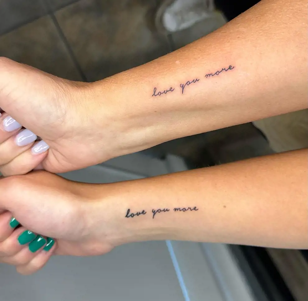 Frases cortas para tatuaje de hijos: "Te quiero más"