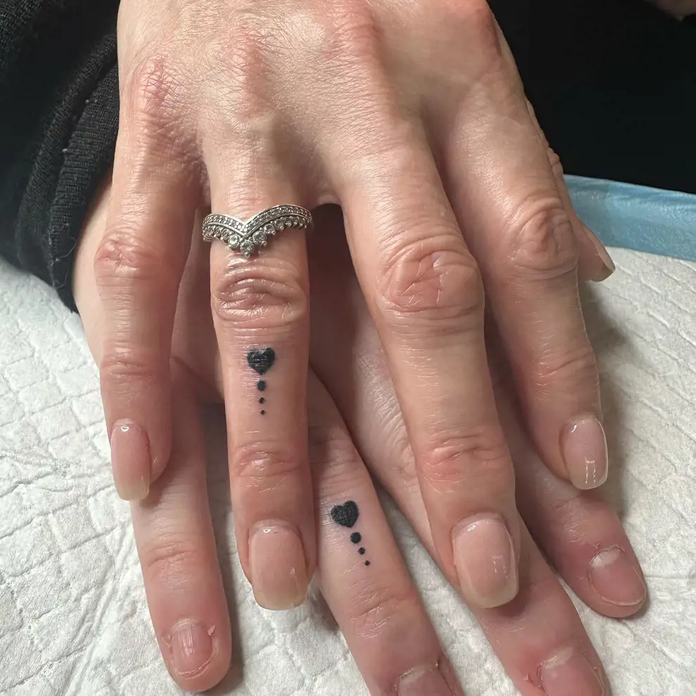 Tatuajes madre e hija: en los dedos