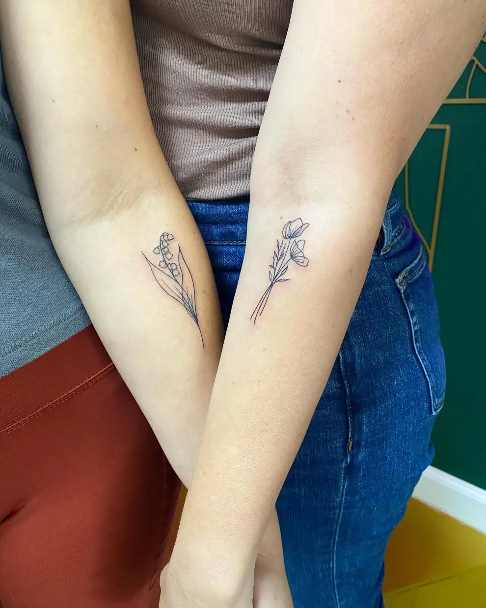 Tatuajes madre e hija: flores distintas
