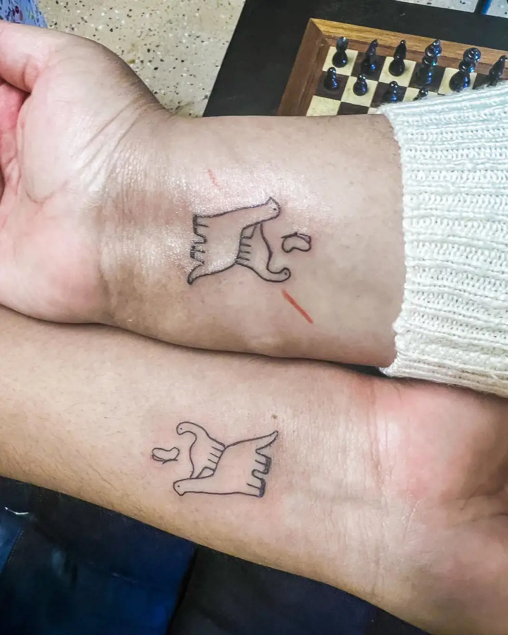 Tatuajes madre e hija originales: dinosaurios