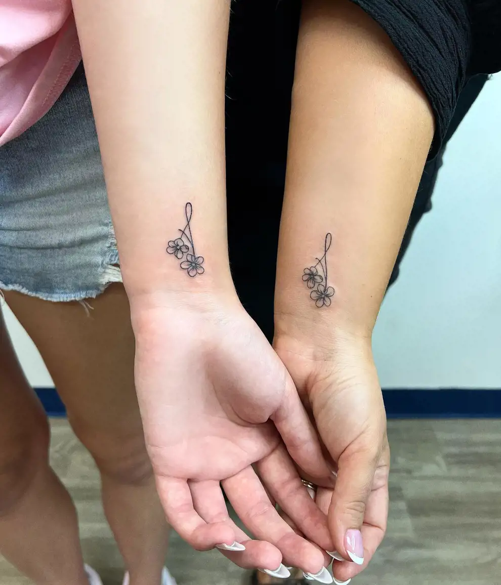 Tatuajes madre e hija: con otras flores