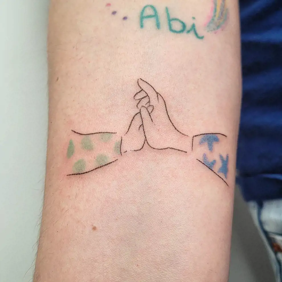 Tatuajes madre e hija: dos manos